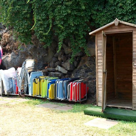 Nero Basalto Azzurro Mare Bed & Breakfast Aci Castello Bagian luar foto