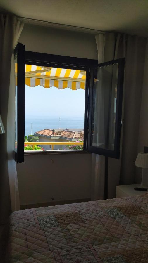 Nero Basalto Azzurro Mare Bed & Breakfast Aci Castello Bagian luar foto