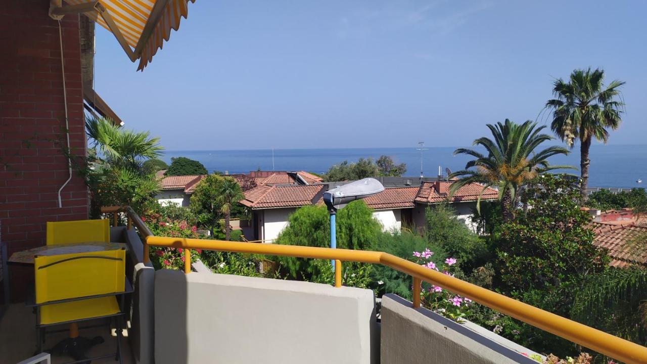 Nero Basalto Azzurro Mare Bed & Breakfast Aci Castello Bagian luar foto