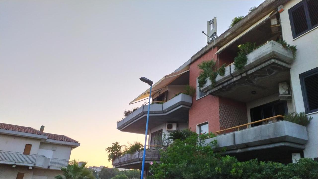 Nero Basalto Azzurro Mare Bed & Breakfast Aci Castello Bagian luar foto