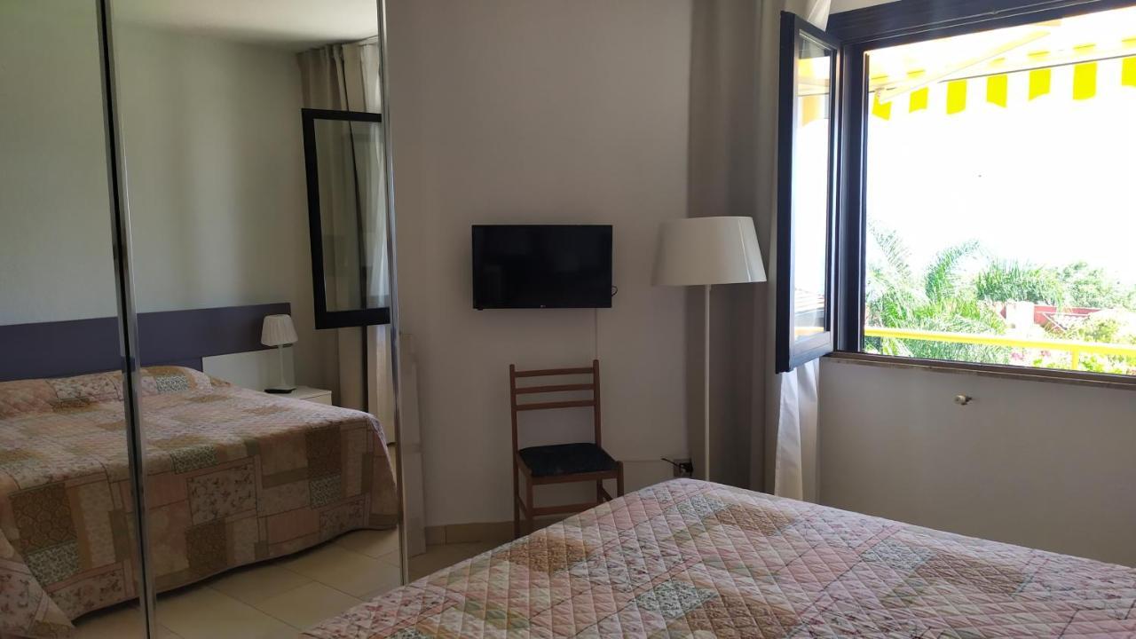 Nero Basalto Azzurro Mare Bed & Breakfast Aci Castello Bagian luar foto