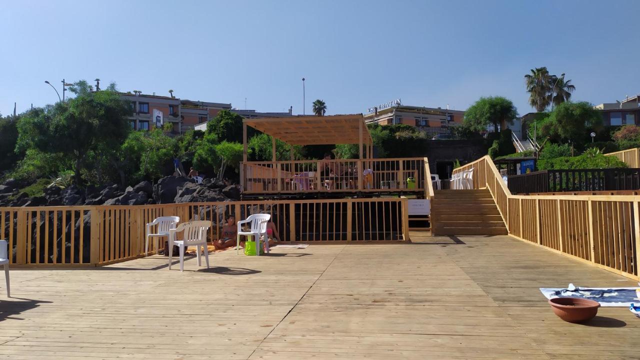 Nero Basalto Azzurro Mare Bed & Breakfast Aci Castello Bagian luar foto