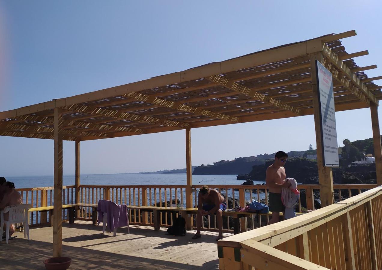 Nero Basalto Azzurro Mare Bed & Breakfast Aci Castello Bagian luar foto