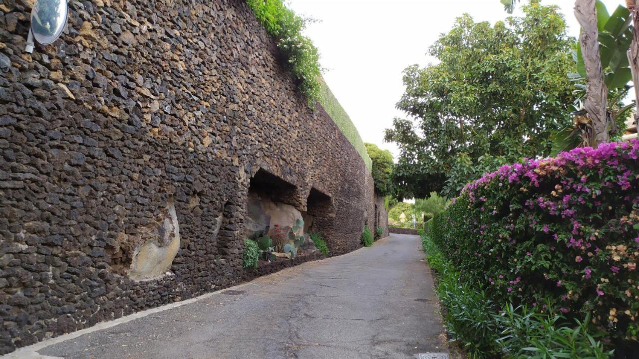 Nero Basalto Azzurro Mare Bed & Breakfast Aci Castello Bagian luar foto