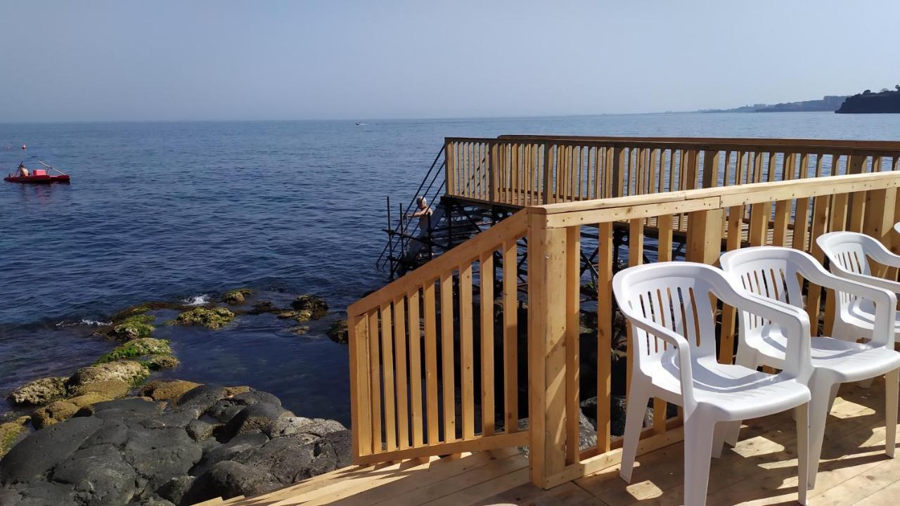 Nero Basalto Azzurro Mare Bed & Breakfast Aci Castello Bagian luar foto