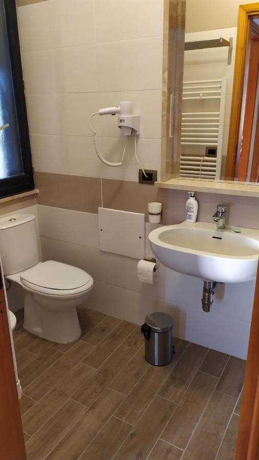 Nero Basalto Azzurro Mare Bed & Breakfast Aci Castello Bagian luar foto