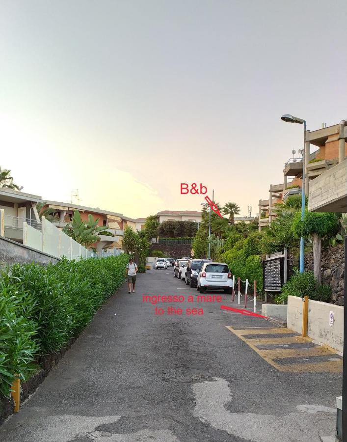 Nero Basalto Azzurro Mare Bed & Breakfast Aci Castello Bagian luar foto